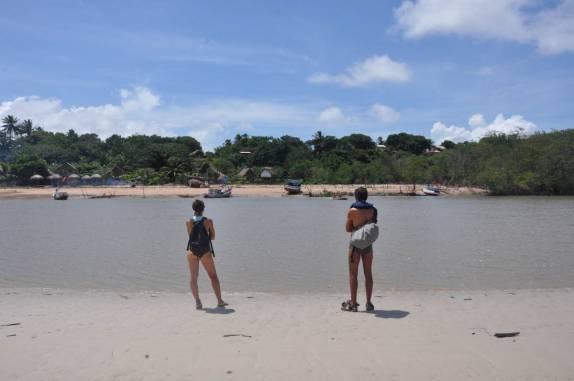 Esperando que uma canoa nos atravessasse para Fortalezinha, na região de Algodoal - PA